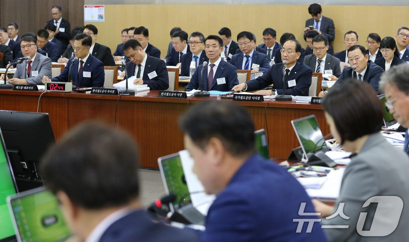 11일 한국철도공사&#40;코레일&#41; 대전본사에서 열린 국토교통위원회의 한국철도공사, 국가철도공단, SR 등에 대한 국정감사에서 한문희 한국철도공사 사장, 이성해 국가철도공단 이사장, 이종국 SR 대표이사가 질의를 듣고 있다. 2024.10.11/뉴스1 ⓒ News1 김기태 기자