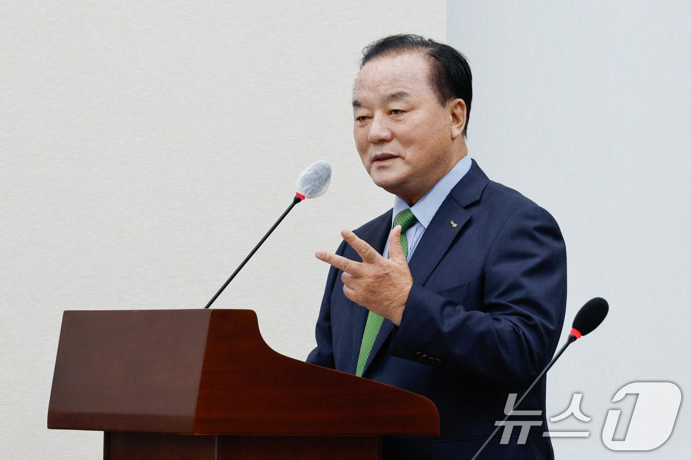 정갑윤 한국교직원공제회 이사장이 11일 오전 서울 여의도 국회 교육위원회에서 열린 한국교육학술정보원·한국고전번역원 등 국정감사에서 정을호 더불어민주당 의원 질의에 답하고 있다. 2024.10.11/뉴스1 ⓒ News1 안은나 기자