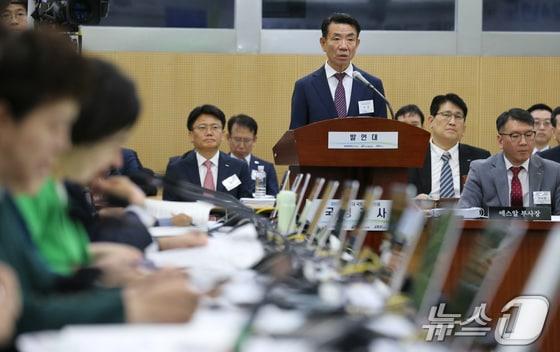 한문희 한국철도공사 사장이 11일 한국철도공사&#40;코레일&#41; 대전본사에서 열린 국회 국토교통위원회의 한국철도공사, 국가철도공단 등에 대한 국정감사에서 업무보고를 하고 있다. &#40;대전=뉴스1&#41; 김기태 기자