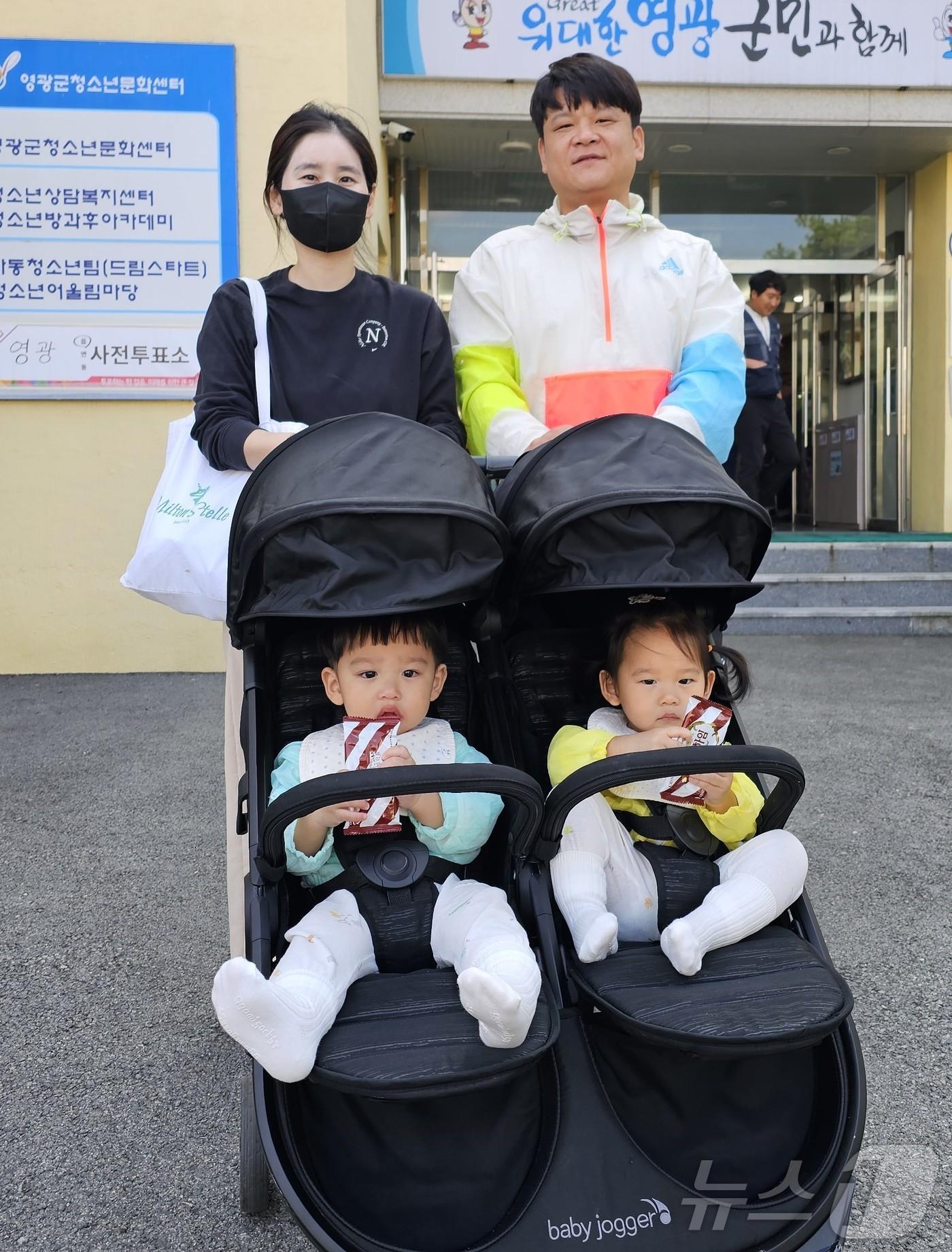 10·16 영광군수 재선거 사전투표가 시작된 11일 영광읍 사전투표소에서 19개월 쌍둥이 남매를 동반한 양동민·이화선 부부가 투표를 마치고 나서고 있다.2024.10.11./뉴스1 ⓒ News1 서충섭 기자