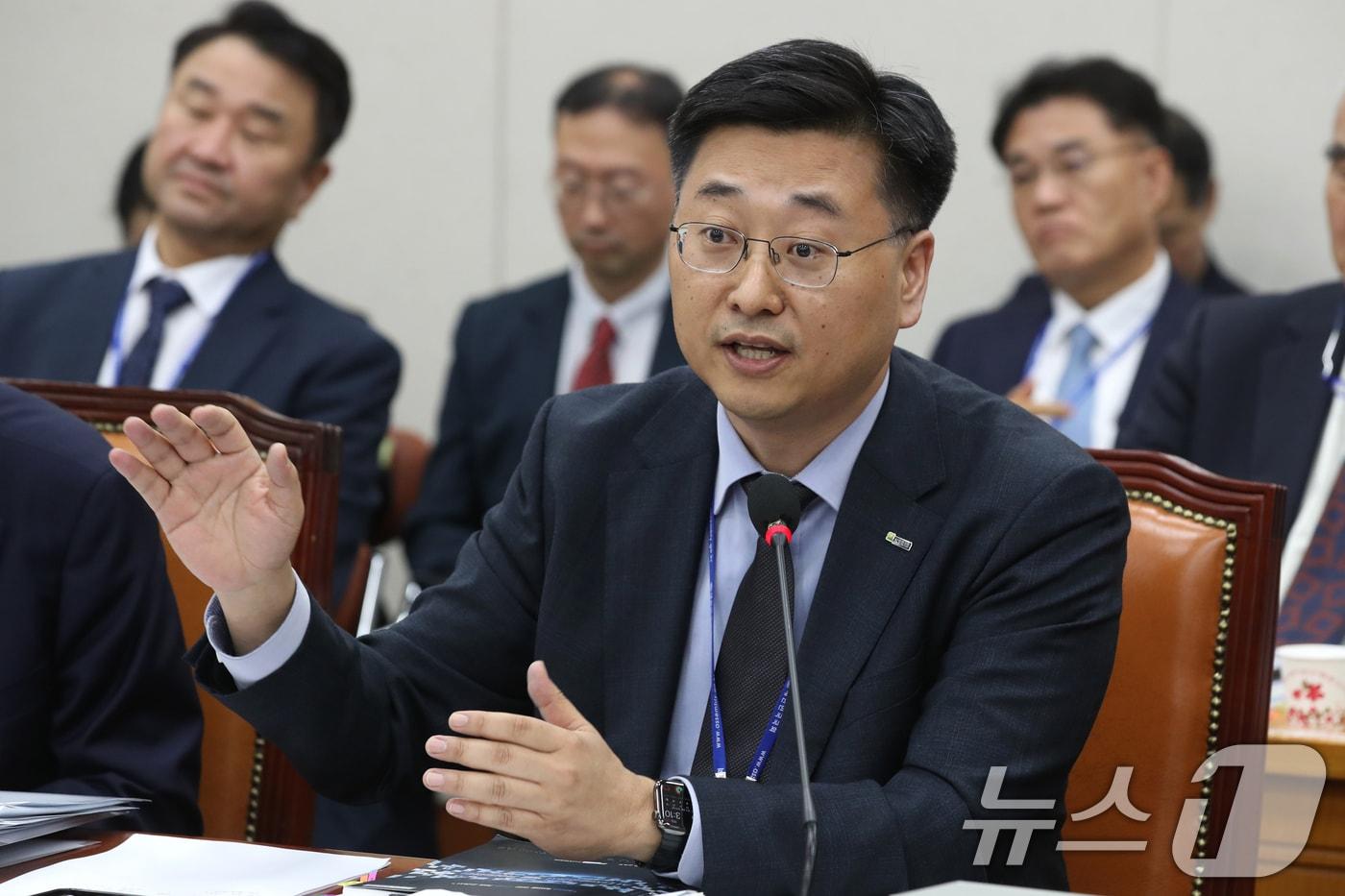 정제영 한국교육학술정보원장이 11일 오후 서울 여의도 국회에서 열린 교육위원회의 한국교육학술정보원·한국고전번역원 등에 대한 국정감사에서 의원 질의에 답하고 있다. 2024.10.11/뉴스1 ⓒ News1 이광호 기자