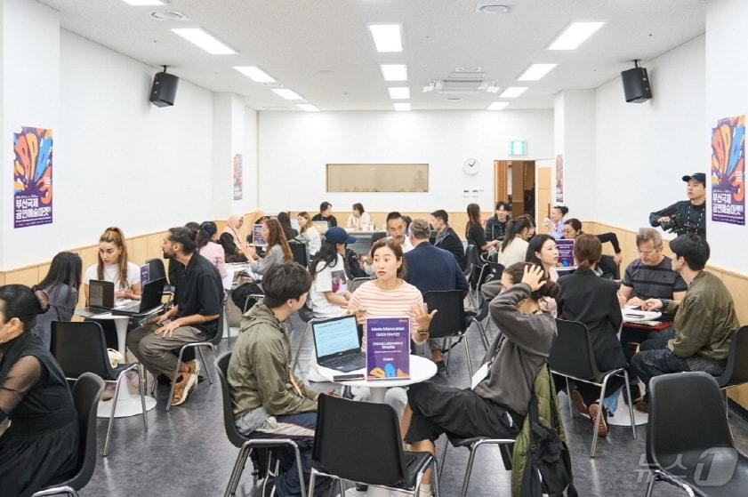 부산국제공연예술마켓의 프로그램 비팜 데이트에서 공연 산업 관계자와 참가자가 공연 유통에 대한 이야기를 하고 있다.&#40;부산문화재단 제공&#41;