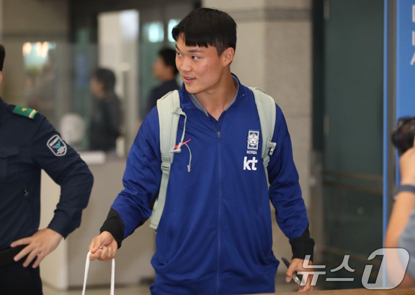 대한민국 축구대표팀 오현규가 11일 오후 인천국제공항을 통해 귀국하고 있다.  2024.10.11/뉴스1 ⓒ News1 임세영 기자