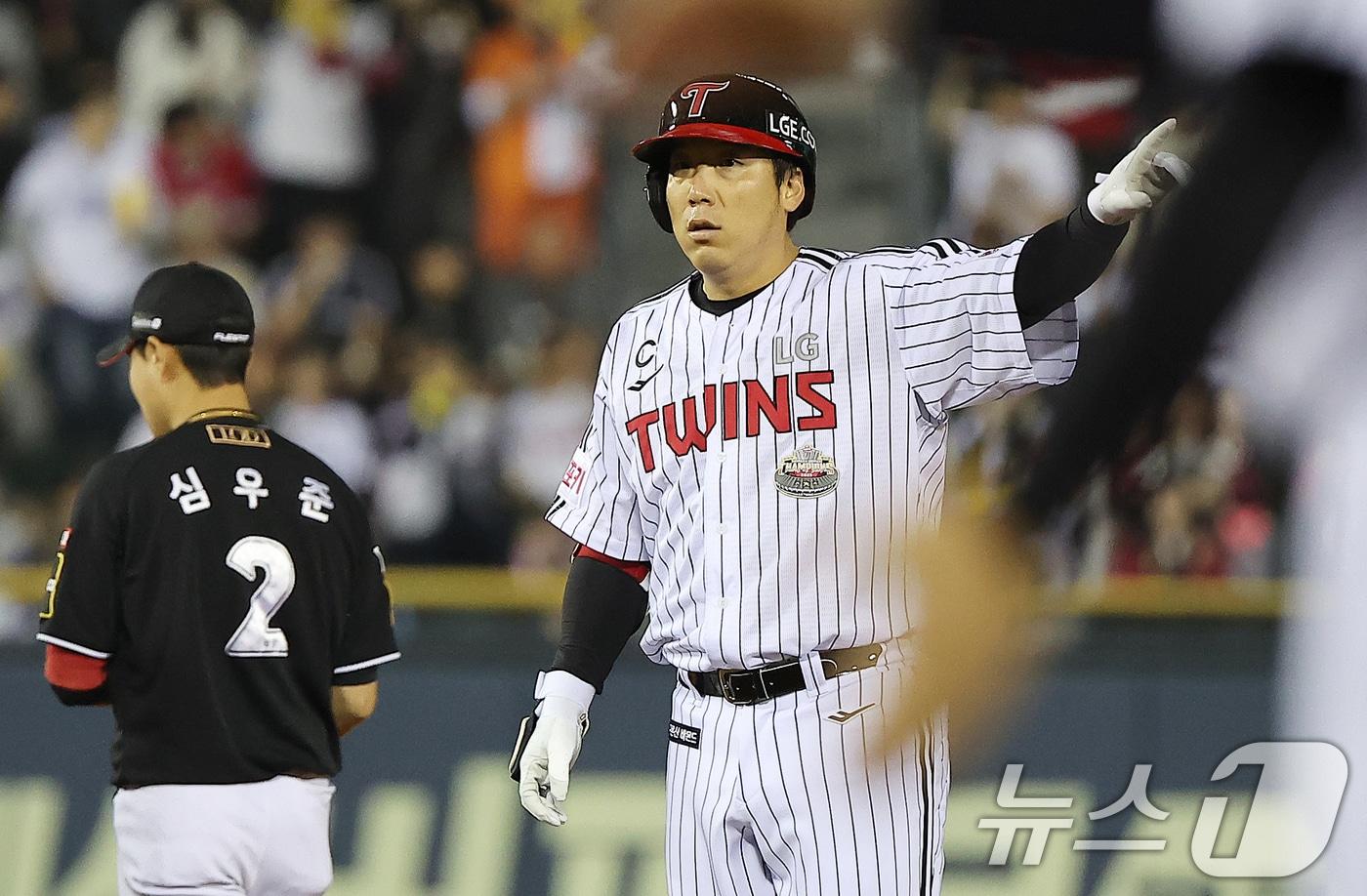 11일 오후 서울 송파구 잠실야구장에서 열린 프로야구 &#39;2024 신한 SOL 뱅크 KBO 포스트시즌&#39; 준플레이오프 5차전 kt 위즈와 LG 트윈스의 경기, 1회말 2사 2루에서 LG 김현수가 우익수 앞 적시 2루타를 친 뒤 홈런 여부에 대한 비디오 판독을 요청하고 있다. 2024.10.11/뉴스1 ⓒ News1 김진환 기자