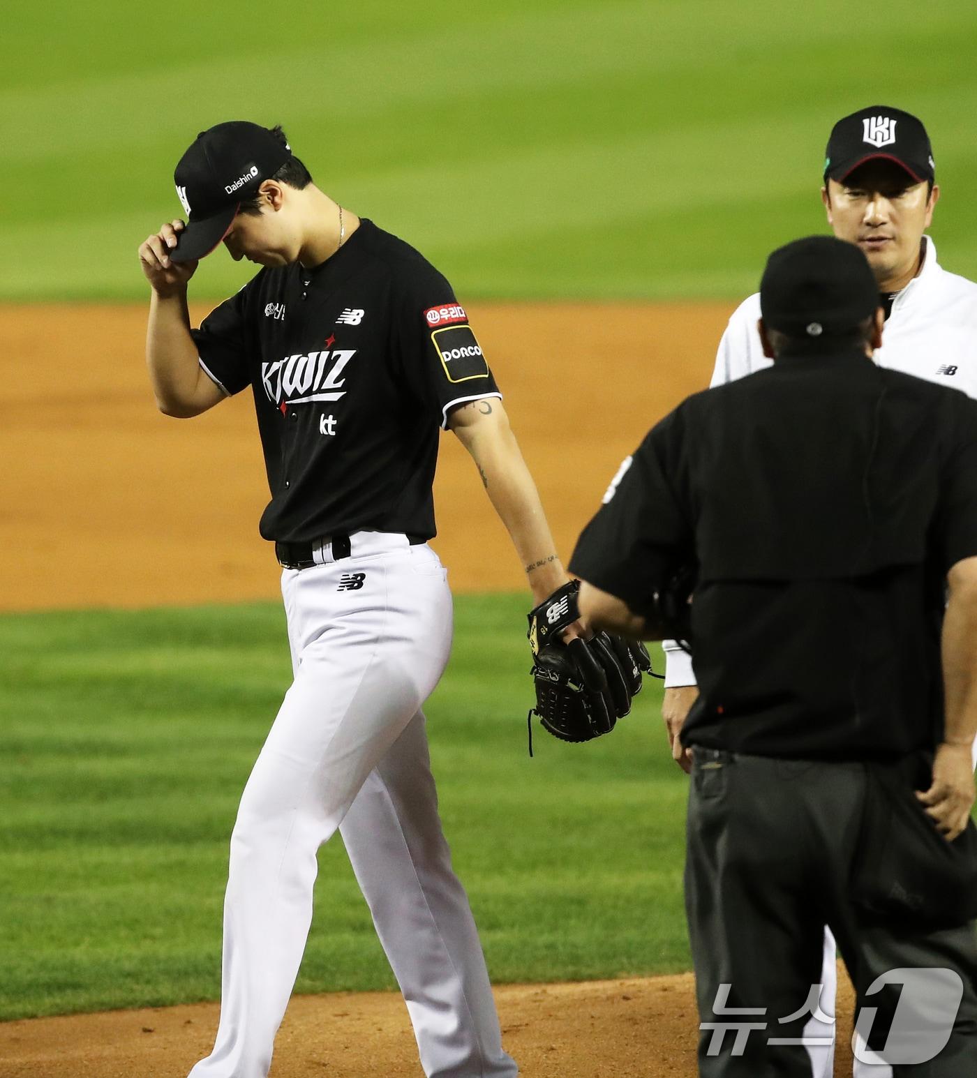 11일 오후 서울 송파구 잠실야구장에서 열린 프로야구 &#39;2024 신한 SOL 뱅크 KBO 포스트시즌&#39; 준플레이오프 5차전 KT 위즈와 LG 트윈스의 경기, KT 선발투수 엄상백이 3회말 무사 1루 상황에서 조기 강판되고 있다. 2024.10.11/뉴스1 ⓒ News1 오대일 기자