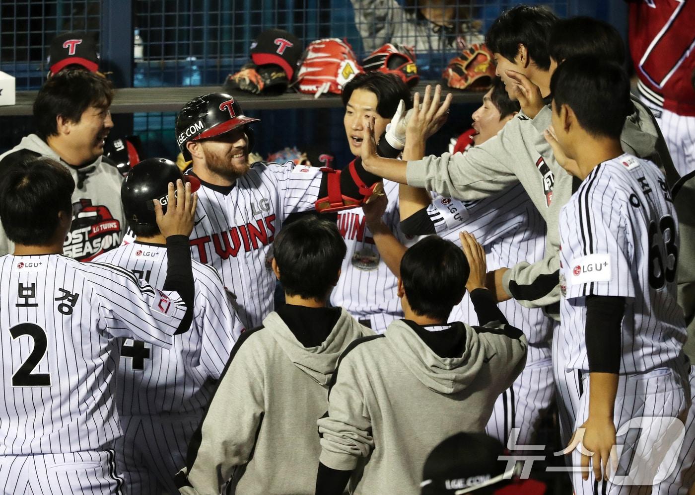 11일 오후 서울 송파구 잠실야구장에서 열린 프로야구 &#39;2024 신한 SOL 뱅크 KBO 포스트시즌&#39; 준플레이오프 5차전 KT 위즈와 LG 트윈스의 경기, 3회말 LG 공격 1사 3루 상황에서 오스틴이 1타점 희생플라이를 때린 후 덕아웃 동료들의 축하를 받고 있다. 2024.10.11/뉴스1 ⓒ News1 오대일 기자