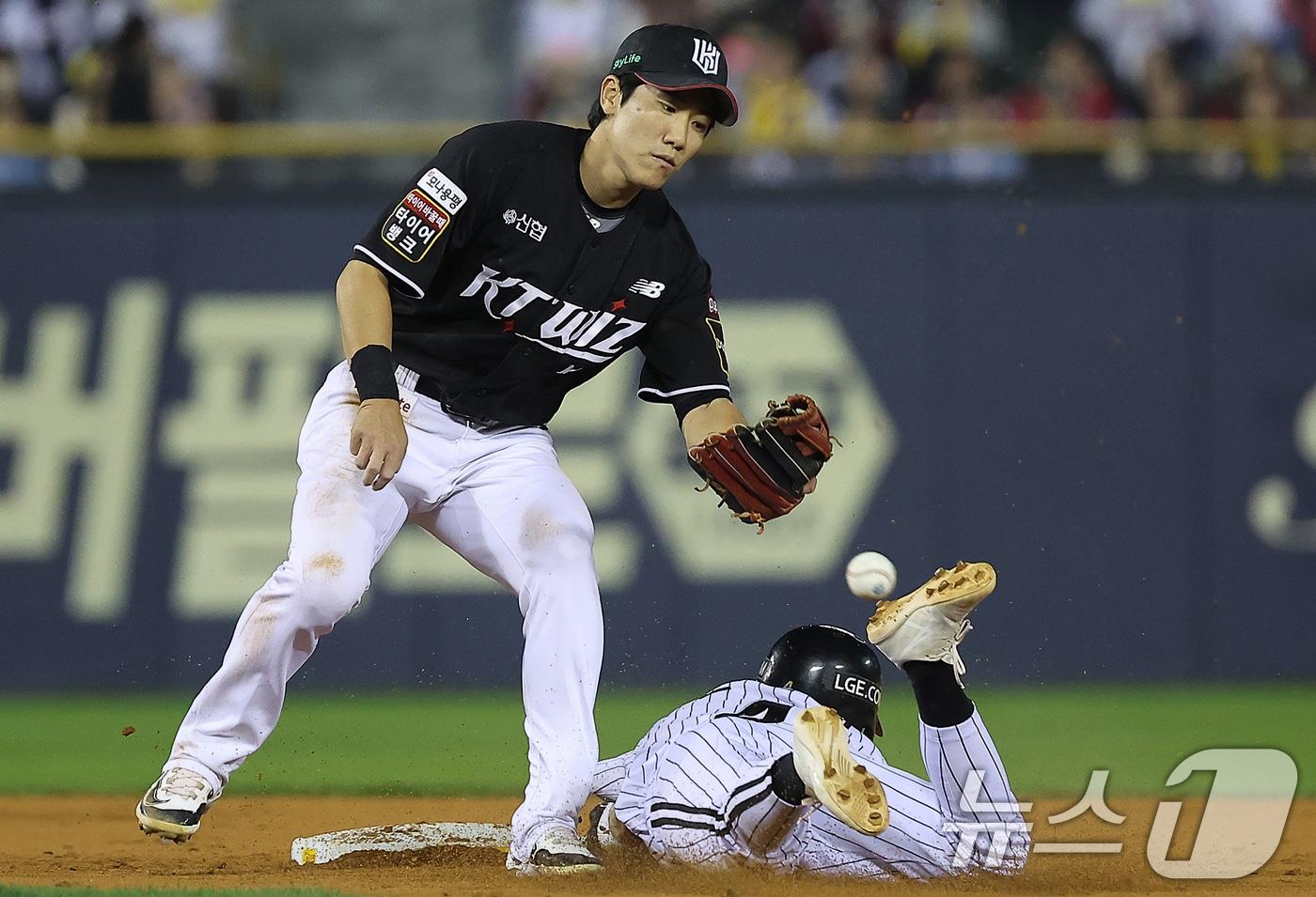 11일 오후 서울 송파구 잠실야구장에서 열린 프로야구 &#39;2024 신한 SOL 뱅크 KBO 포스트시즌&#39; 준플레이오프 5차전 kt 위즈와 LG 트윈스의 경기, LG 신민재가 3회말 1사 1루에서 2루 도루를 시도하고 있다. 신민재는 kt 포수 장성우의 악송구로 3루까지 진루에 성공했다. 2024.10.11/뉴스1 ⓒ News1 김진환 기자