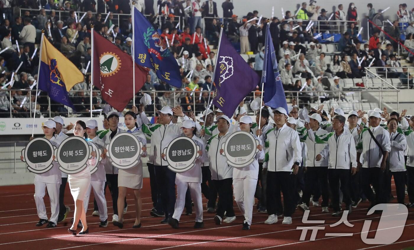 11일 오후 경남 김해종합운동장에서 열린 제105회 전국체육대회 개회식에서 이북5도 선수단이 입장하는 모습. ⓒ News1 윤일지 기자