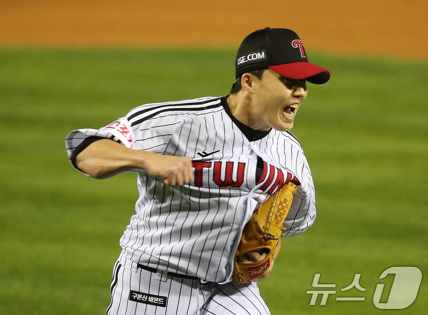 11일 오후 서울 송파구 잠실야구장에서 열린 프로야구 &#39;2024 신한 SOL 뱅크 KBO 포스트시즌&#39; 준플레이오프 5차전 KT 위즈와 LG 트윈스의 경기, 5회말 KT공격 2사 1루 상황에서 오윤석을 땅볼로 막아낸 LG 선발투수 임찬규가 마운드를 내려오며 포효하고 있다. 2024.10.11/뉴스1 ⓒ News1 오대일 기자