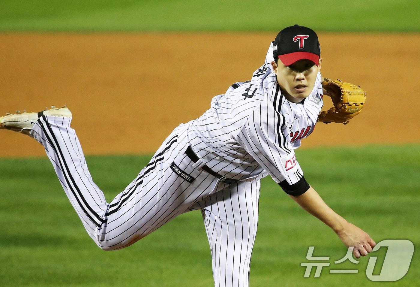 일 오후 서울 송파구 잠실야구장에서 열린 프로야구 &#39;2024 신한 SOL 뱅크 KBO 포스트시즌&#39; 준플레이오프 5차전 KT 위즈와 LG 트윈스의 경기, 7회초 LG 선발투수 임찬규가 역투하고 있다. 2024.10.11/뉴스1 ⓒ News1 오대일 기자