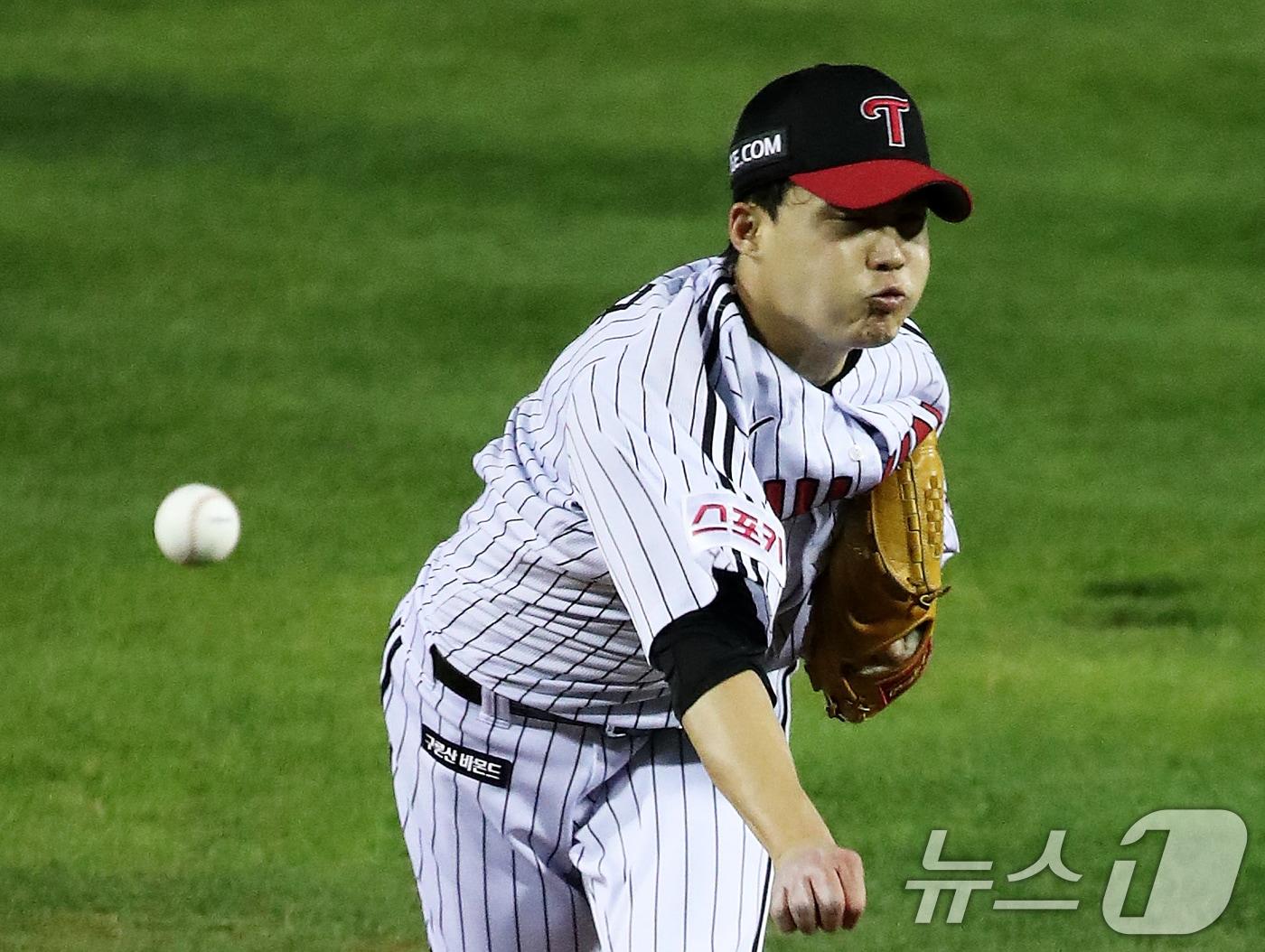 일 오후 서울 송파구 잠실야구장에서 열린 프로야구 &#39;2024 신한 SOL 뱅크 KBO 포스트시즌&#39; 준플레이오프 5차전 KT 위즈와 LG 트윈스의 경기, 7회초 LG 선발투수 임찬규가 역투하고 있다. 2024.10.11/뉴스1 ⓒ News1 오대일 기자