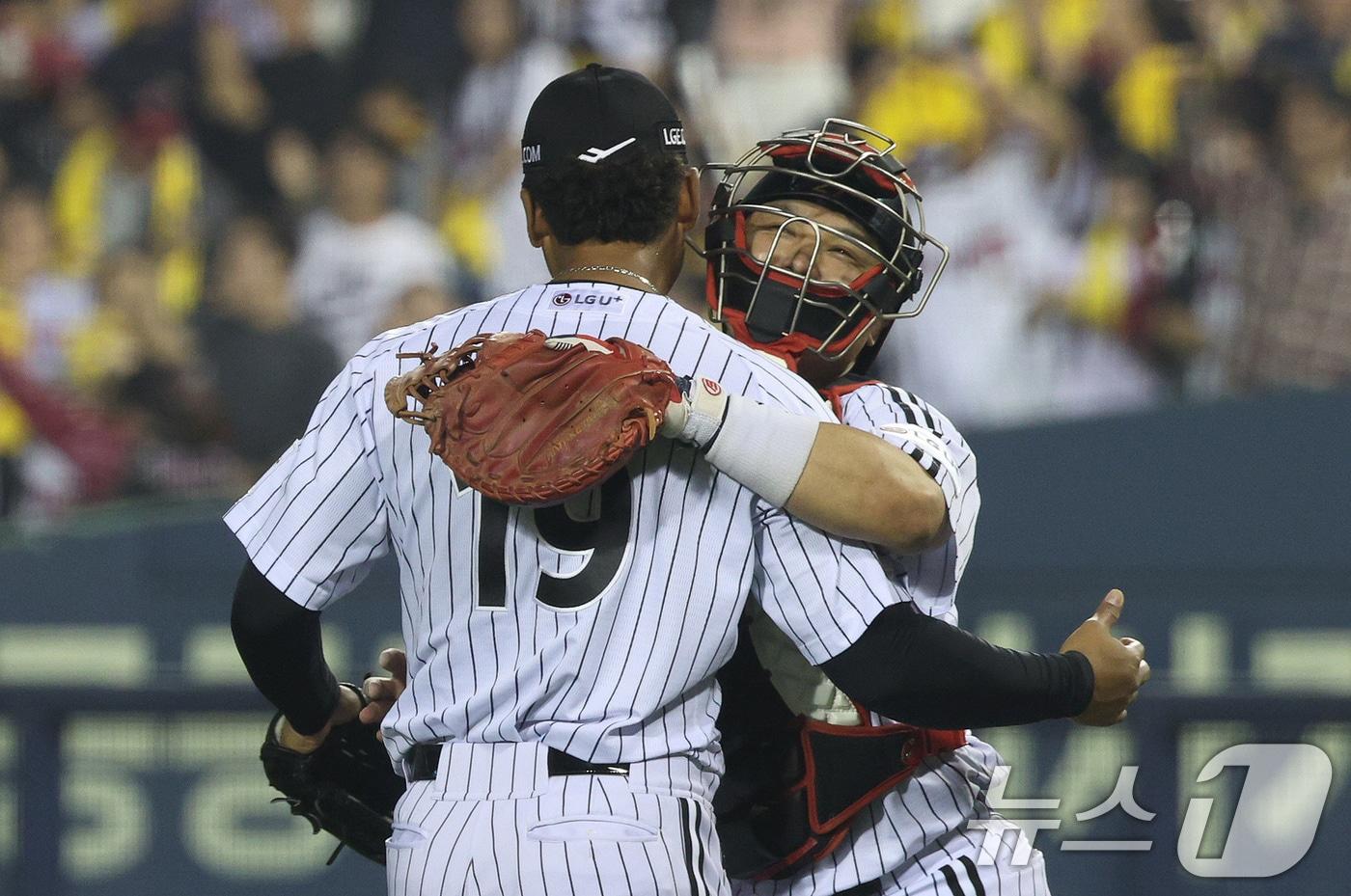 11일 오후 송파구 잠실야구장에서 열린 프로야구 &#39;2024 신한 SOL 뱅크 KBO 포스트시즌&#39; 준플레이오프 5차전 kt 위즈와 LG 트윈스의 경기에서 LG 에르난데스와 박동원이 4대1로 승리해 플레이오프 진출을 확정한 뒤 기쁨을 나누고 있다. 2024.10.11/뉴스1 ⓒ News1 장수영 기자