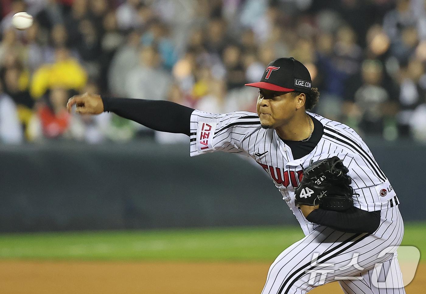 11일 오후 서울 송파구 잠실야구장에서 열린 프로야구 &#39;2024 신한 SOL 뱅크 KBO 포스트시즌&#39; 준플레이오프 5차전 kt 위즈와 LG 트윈스의 경기, LG 마무리 에르난데스가 9회초 등판해 힘차게 공을 던지고 있다. 2024.10.11/뉴스1 ⓒ News1 김진환 기자