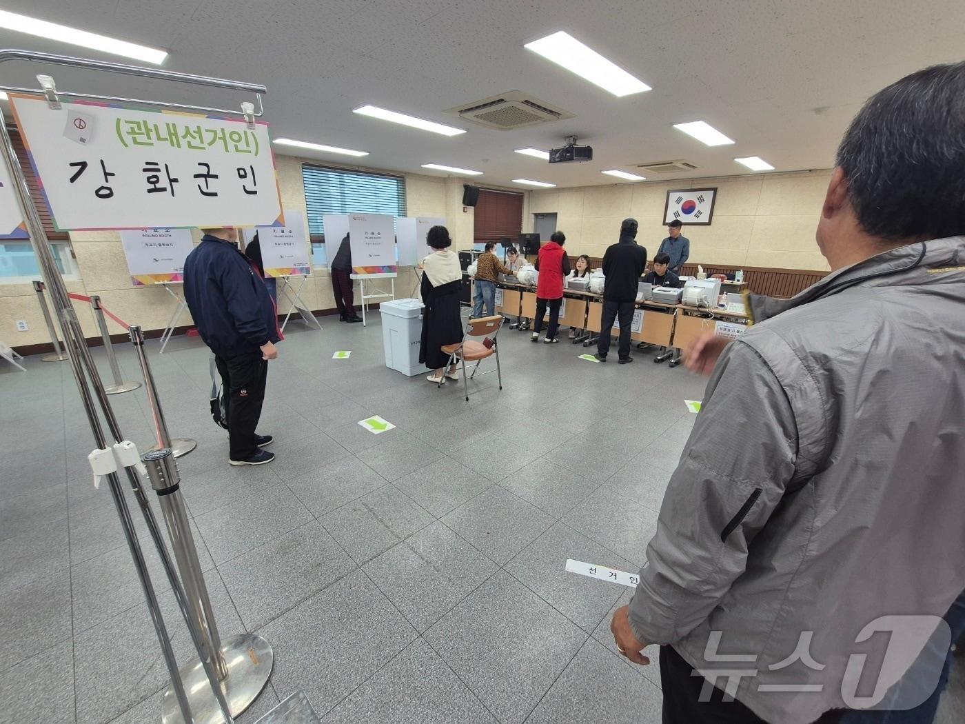 10·16 강화군수 보궐선거 사전투표 마지막날인 12일 아침 7시쯤 강화군 강화읍 주민센터 사전투표소를 찾은 유권자들의 발걸음이 이어지면서, 투표소 입구 밖에는 대기행렬까지 이어졌다. ⓒ News1 이시명 기자