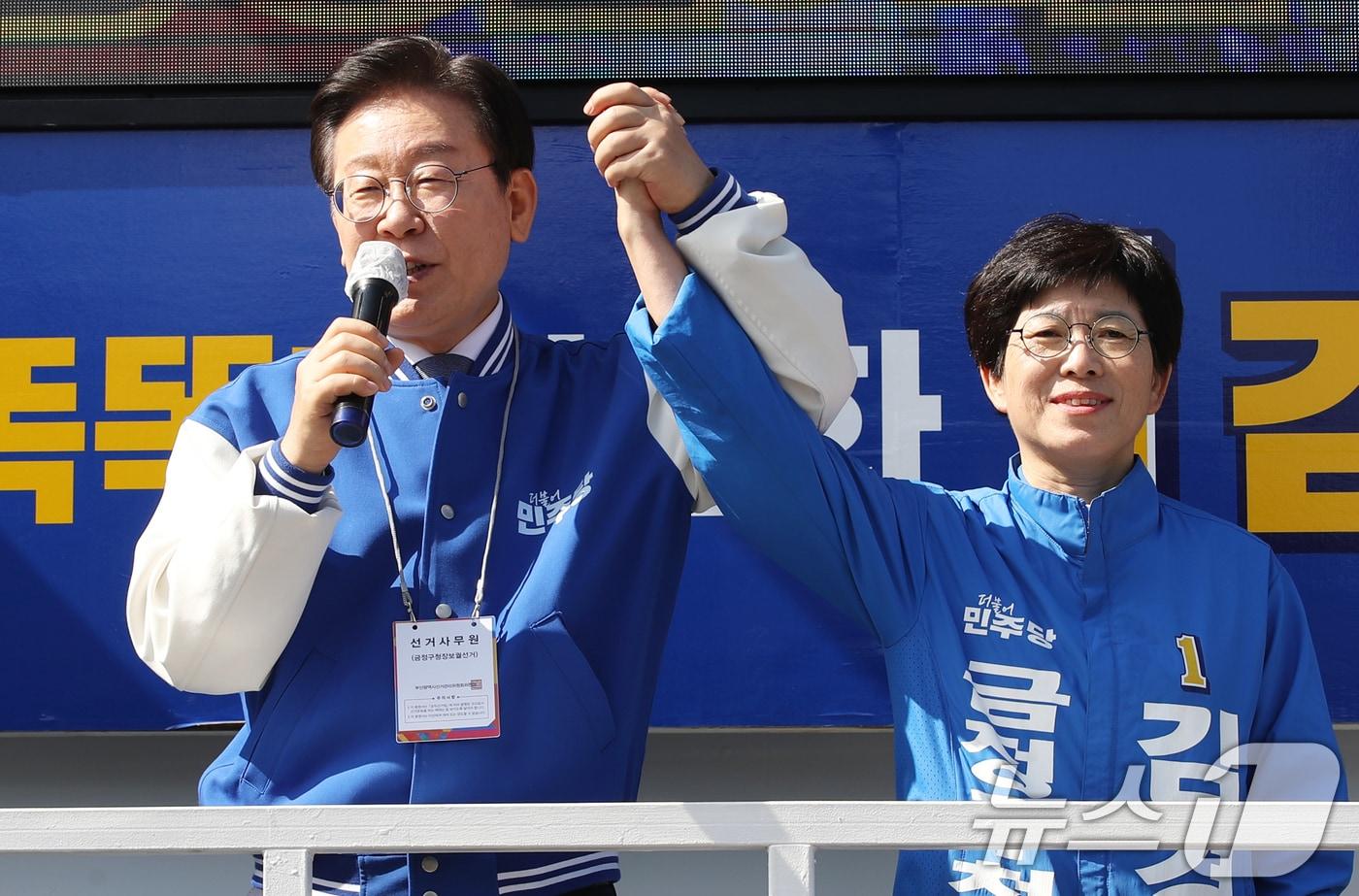 이재명 더불어민주당 대표가 12일 오전 부산 금정구 스포원파크 앞에서 김경지 금정구청장 후보 지원유세를 하고 있다. 2024.10.12/뉴스1 ⓒ News1 윤일지 기자