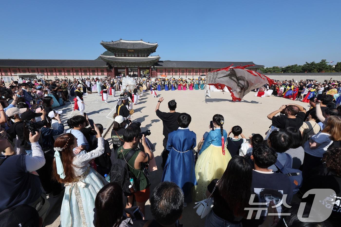 12일 오후 서울 종로구 경복궁에서 열린 2024 가을 궁중문화축전을 찾은 관광객들이 길놀이 공연을 관람하고 있다. 2024.10.12/뉴스1 ⓒ News1 장수영 기자