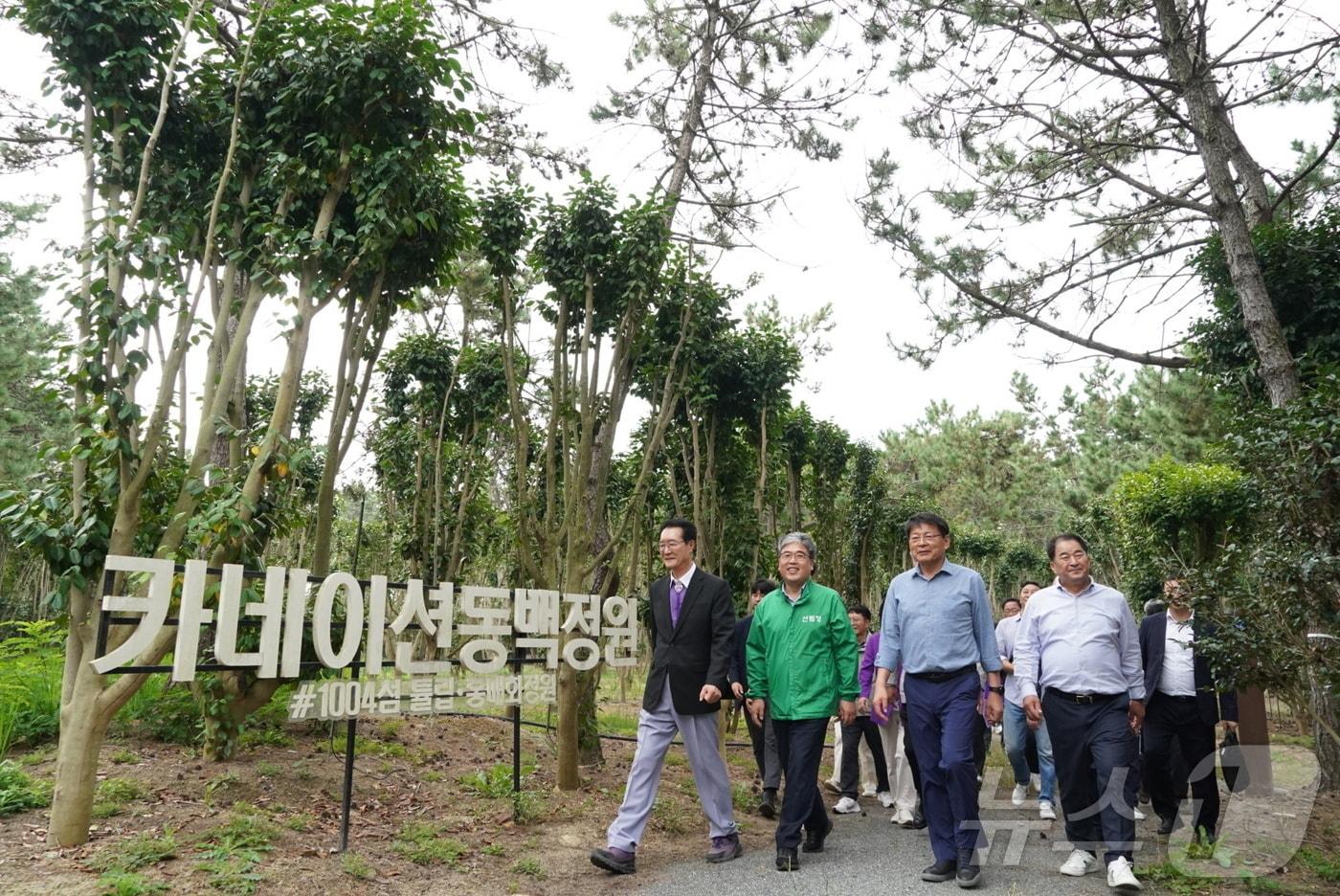 왼쪽부터 박우량 신안군수, 임상섭 산림청장, 서삼석 국회의원, 김기만 신안군의원이 함께 신안군 임자면 홍매화 정원에서 기후대응 도시숲·정원 사업현장을 점검하고 있다. &#40;산림청 제공&#41;/뉴스1