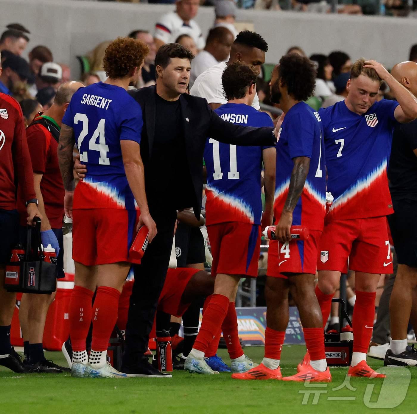 마우리시오 포체티노 감독&#40;왼쪽에서 두 번째&#41;이 미국 축구대표팀 지휘봉을 잡고 치른 첫 경기를 2-0 승리로 마챘다. ⓒ AFP=뉴스1