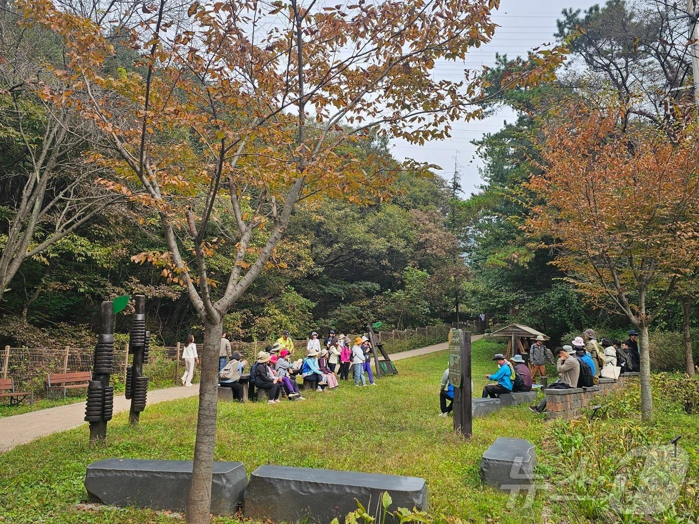 13일 오후 1시쯤 경기 의왕시 청계동 청계산 등산로 초입에 등산객들이 오순도순 앉아 있다. 2024.10.13/뉴스1 ⓒ News1 김기현 기자 