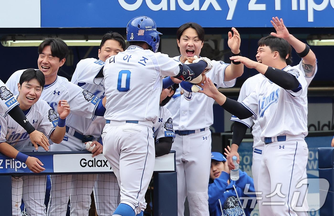 13일 오후 대구 삼성라이온즈파크에서 열린 프로야구 &#39;2024 신한 SOL 뱅크 KBO 포스트시즌&#39; 플레이오프 1차전 LG 트윈스와 삼성 라이온즈의 경기, 삼성 디아즈가 5회말 1사 1루 상황에서 투런 홈런을 친 뒤 더그아웃에서 동료들과 기쁨을 나누고 있다. 2024.10.13/뉴스1 ⓒ News1 김진환 기자