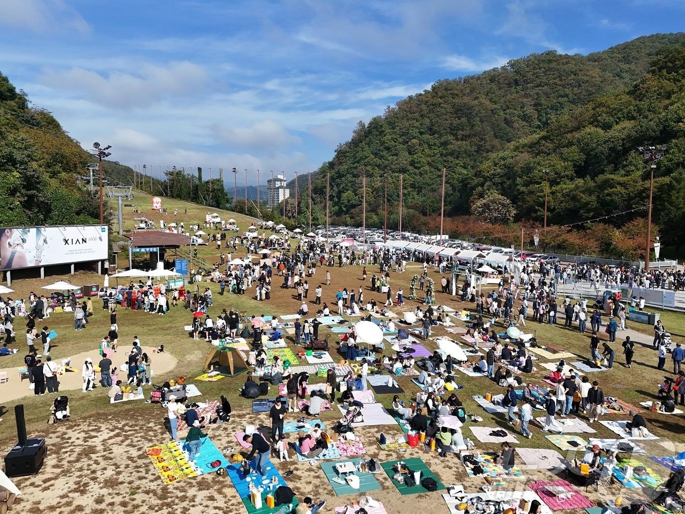 13일 강원 춘천 소재 엘리시안 강촌 리조트에서 열린 &#39;숲속 빵 시장&#39; 축제에 1만 명이 넘는 방문객이 몰렸다. 이번 축제는 도내 제과점·카페 업계와 프리마켓 소상공인 판로 개척으로 지역경제 활성화에 도움을 주고자 기획됐다.&#40;엘리시안 강촌 리조트 제공&#41; 2024.10.13/뉴스1 ⓒ News1 이종재 기자