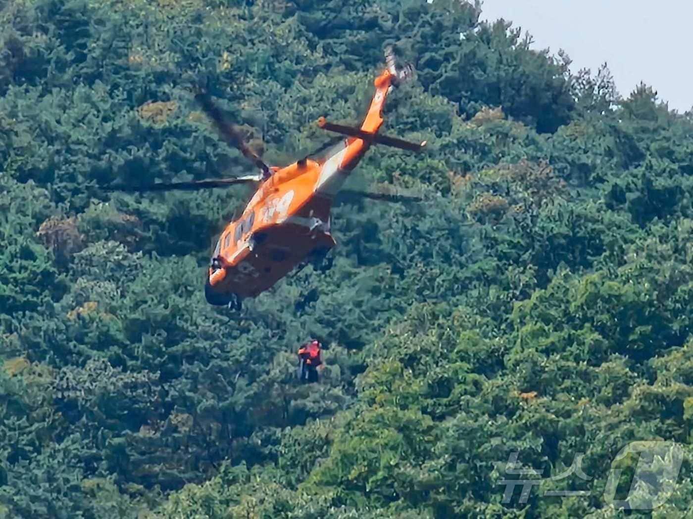 13일 오전 영월 완택산 조난자를 헬기로 구조하는 소방.&#40;강원도소방본부 제공&#41; 2024.10.13/뉴스1