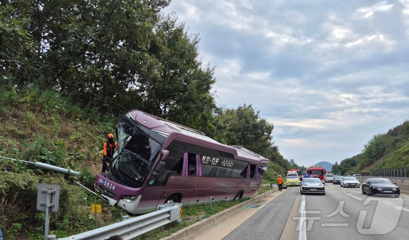 13일 오후 2시58분께 충남 공주 검상동 천안논산고속도로 천안 방향 236km 지점에서 고속버스가 가드레일을 들이받는 사고가 났다. &#40;공주소방서 제공&#41;/뉴스1 