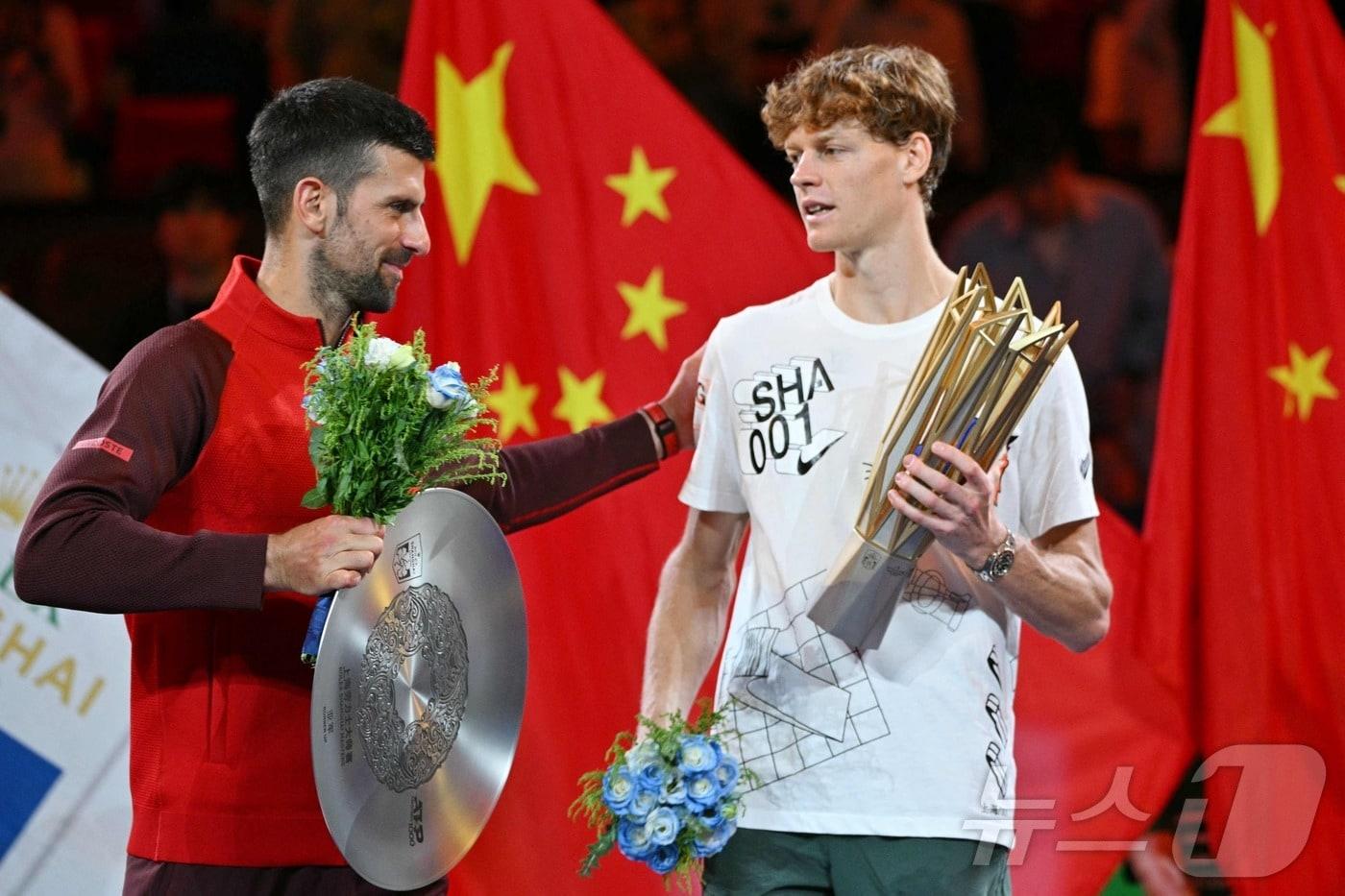 조코비치&#40;왼쪽&#41;를 꺾고 우승을 차지한 신네르. ⓒ AFP=뉴스1