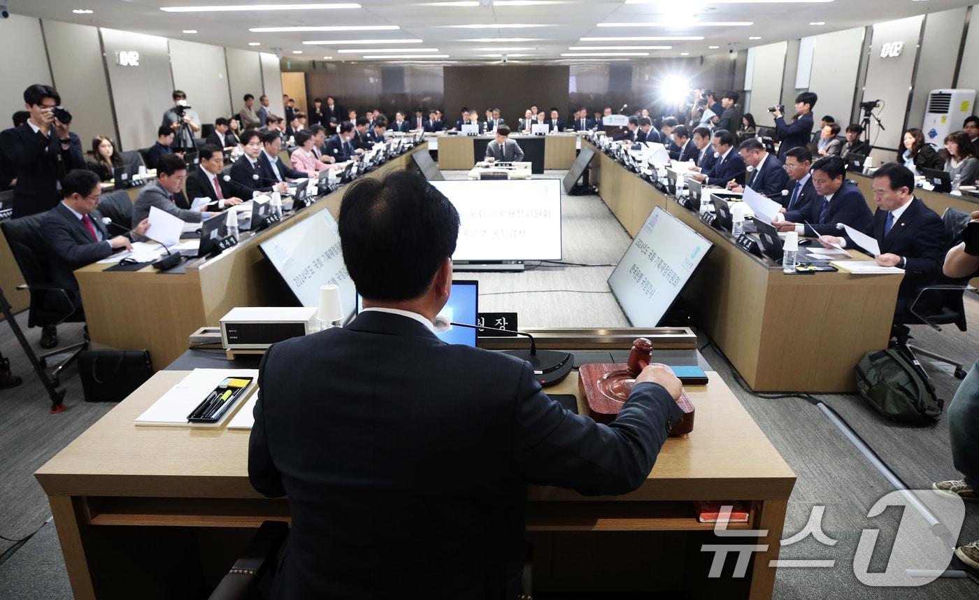 14일 오전 서울 중구 한국은행 본점에서 열린 기획재정위원회의 한국은행에 대한 국정감사에서 송언석 기재위원장이 의사봉을 두드리고 있다. 2024.10.14/뉴스1 ⓒ News1 오대일 기자