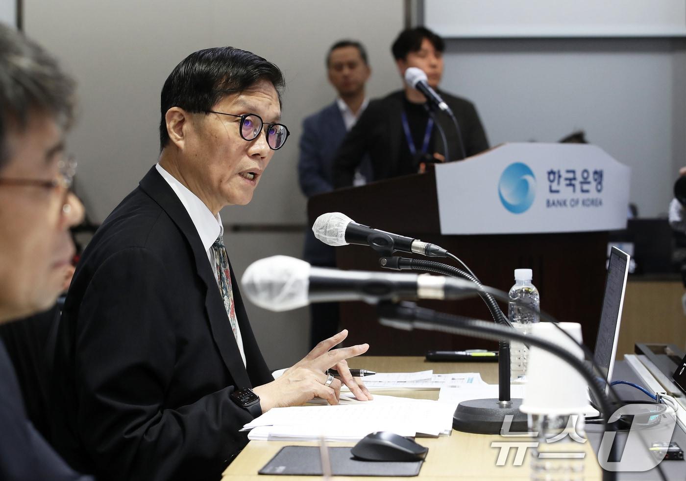 이창용 한국은행 총재가 14일 오전 서울 중구 한국은행 본점에서 열린 기획재정위원회의 한국은행에 대한 국정감사에서 의원 질의에 답하고 있다. /뉴스1