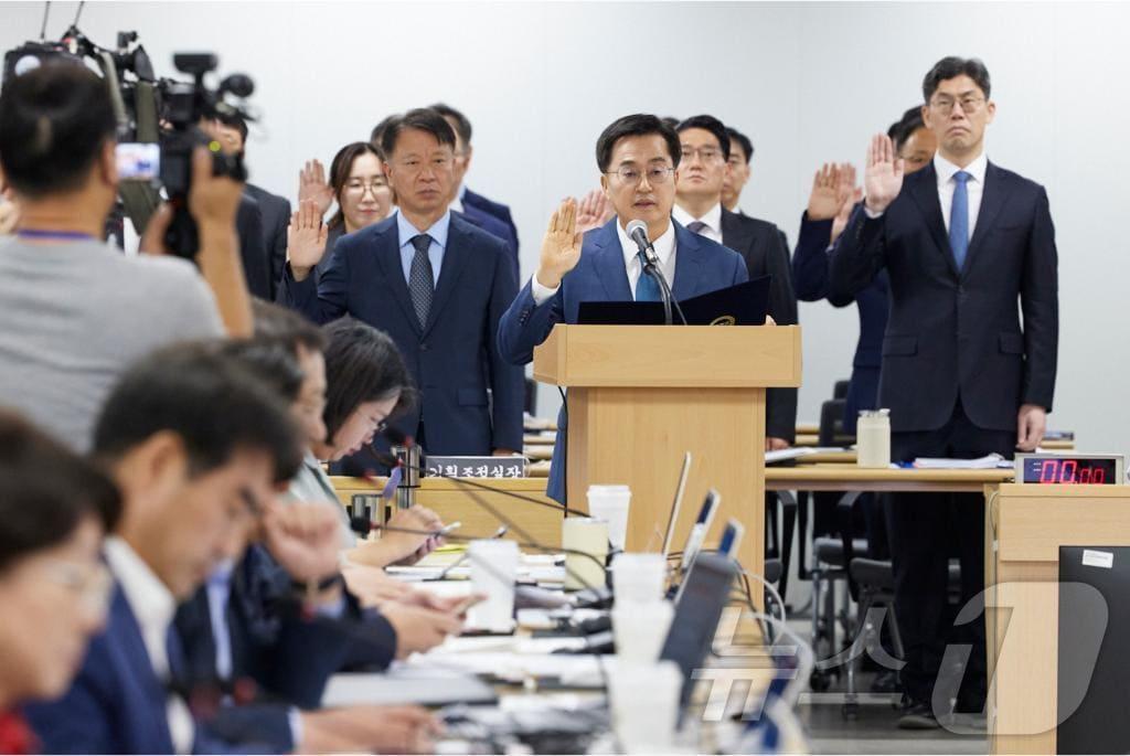 14일 진행된 국회 행정안전위원회의 경기도 국정감사에서는 접경지역인 파주시장의 참고인 채택을 두고 시작부터 여야가 충돌했다.사진은 김동연 경기도지사가 증인 선서를 하고 있는 모습.&#40;경기도 제공&#41;/