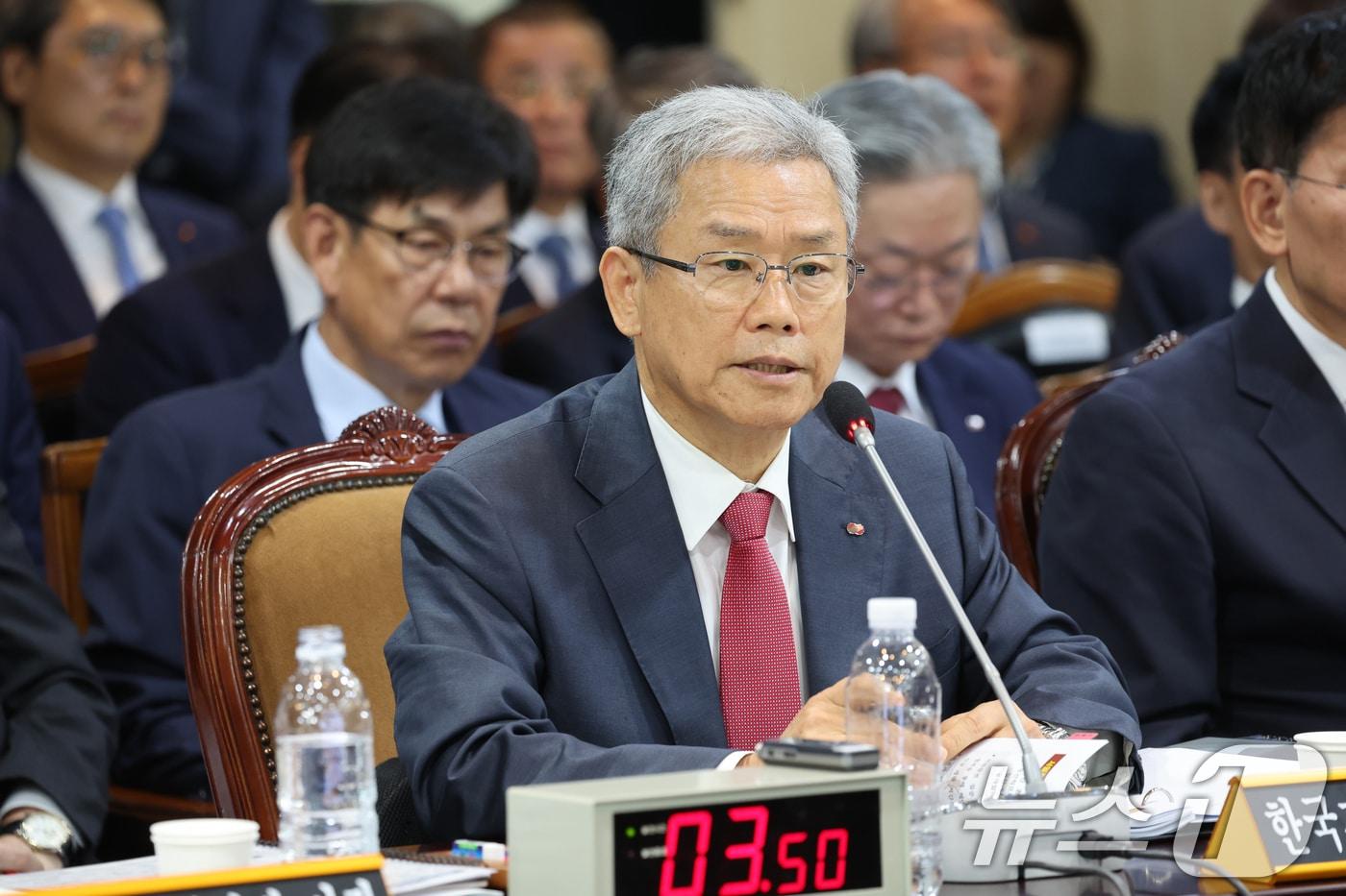 김동철 한국전력공사 사장이 14일 전남 나주빛가람혁신도시 한국전력공사 본사에서 열린 산업통산자원중소벤처기업위원회 국정감사에서 의원들 질의에 답하고 있다. 2024.10.14/뉴스1 ⓒ News1 김태성 기자