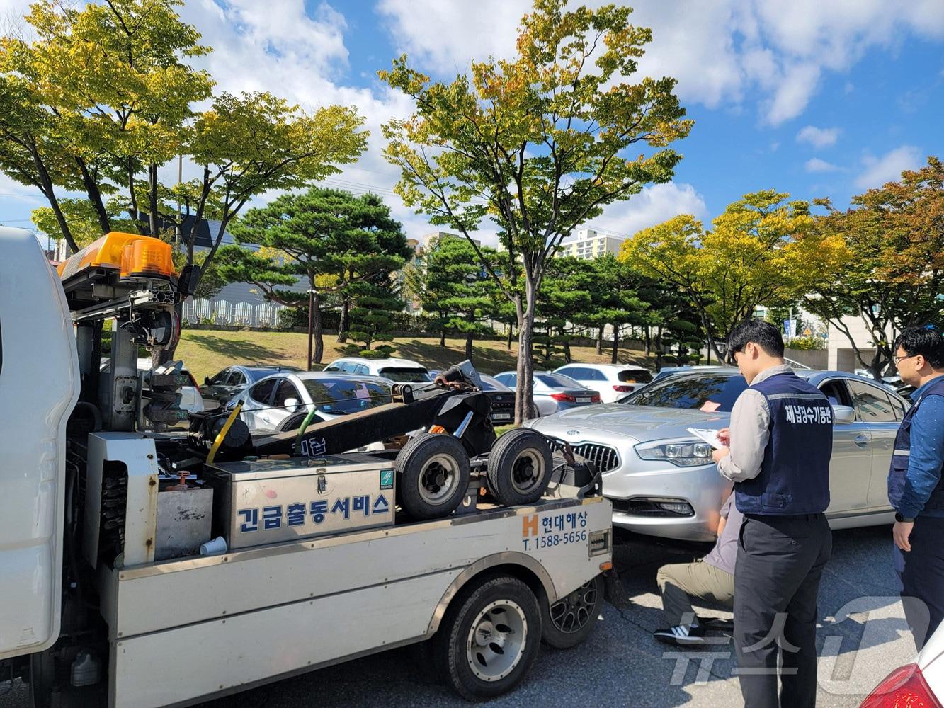 광양시가  지방세 및 세외수입 체납세액 징수를 위해 고액 체납자의 압류 차량을 강제 견인하고 있다&#40;광양시 제공&#41;2024.10.14/