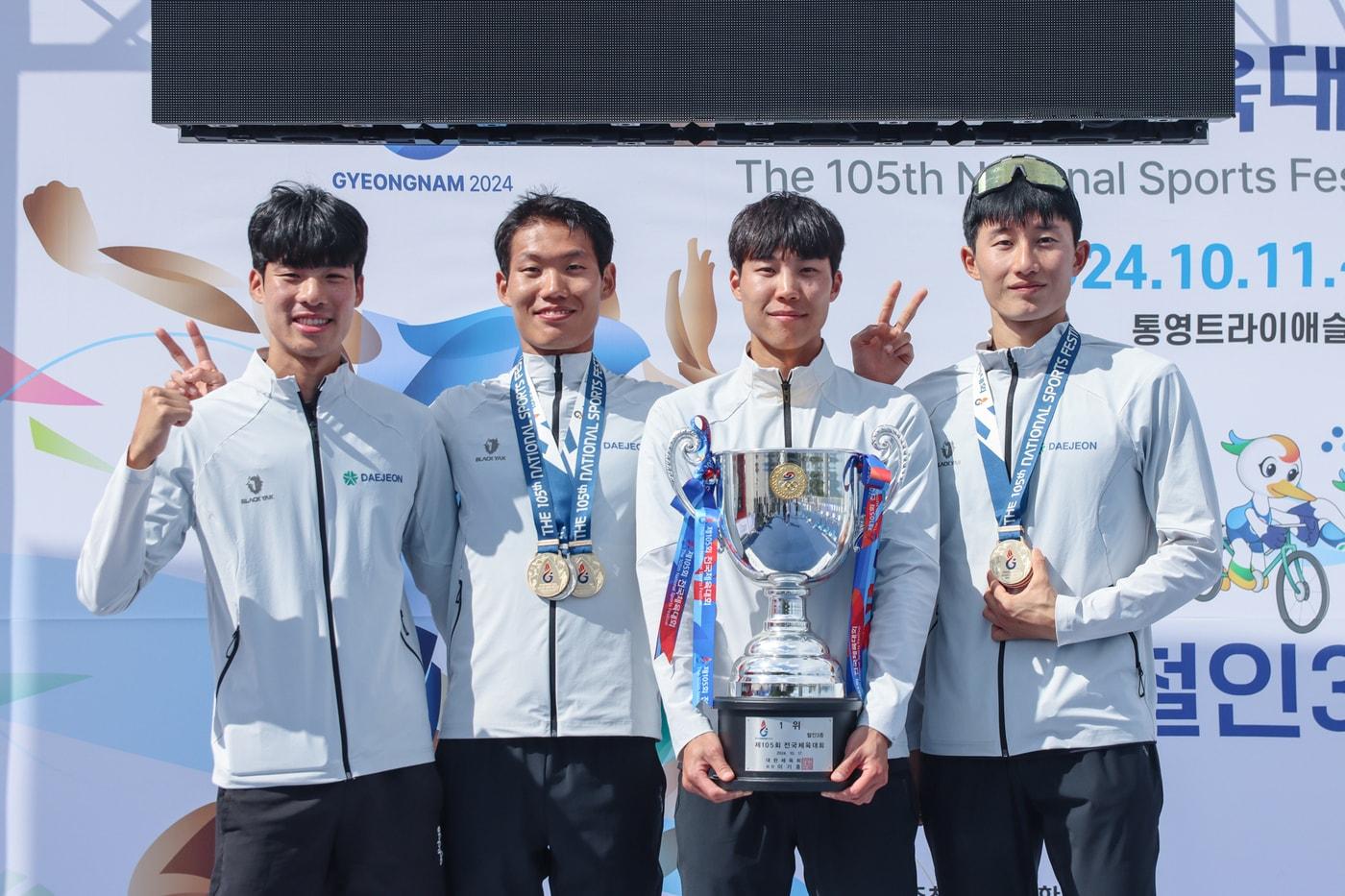 전국체전 금메달을 수상한 계룡건설 철인3종 선수단&#40;사진 맨 왼쪽부터 박찬욱 선수, 권민호 선수, 최규서 선수, 박상민 선수&#41;/계룡건설 제공.