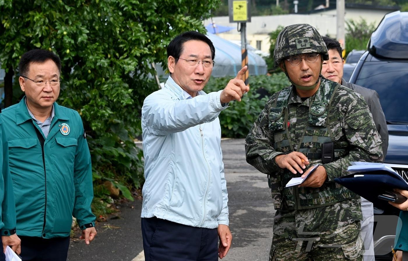 유정복 인천시장이 9월 18일 강화군 송해면 당산리 대남 소음방송 현장을 찾아 군관계자에게 현황을 보고 받고 현장을 점검하고 있다.&#40;인천시 제공&#41; / 뉴스1