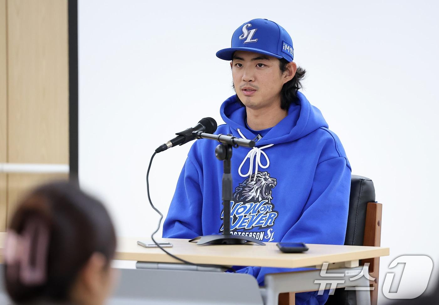 삼성 구자욱이 14일 오후 대구 삼성라이온즈파크에서 열리는 프로야구 &#39;2024 신한 SOL 뱅크 KBO 포스트시즌&#39; 플레이오프 2차전 LG 트윈스와의 경기를 앞두고 1차전 데일리 MVP 시상 기자회견을 하고 있다. 2024.10.14/뉴스1 ⓒ News1 김진환 기자