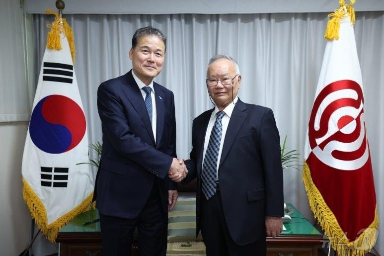 통일부는 14일 김영호 장관이 천도교 수운회관을 방문해 윤석산 교령을 만났다고 밝혔다.