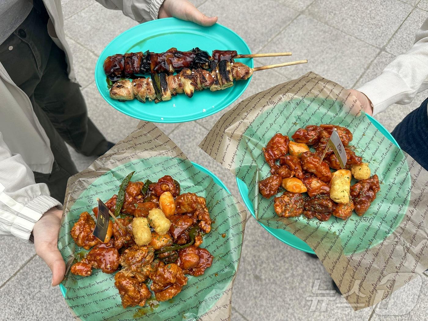 서울대 축제에서 재학생들이 다회용기에 음식을 담아 먹고 있다. ⓒ 뉴스1