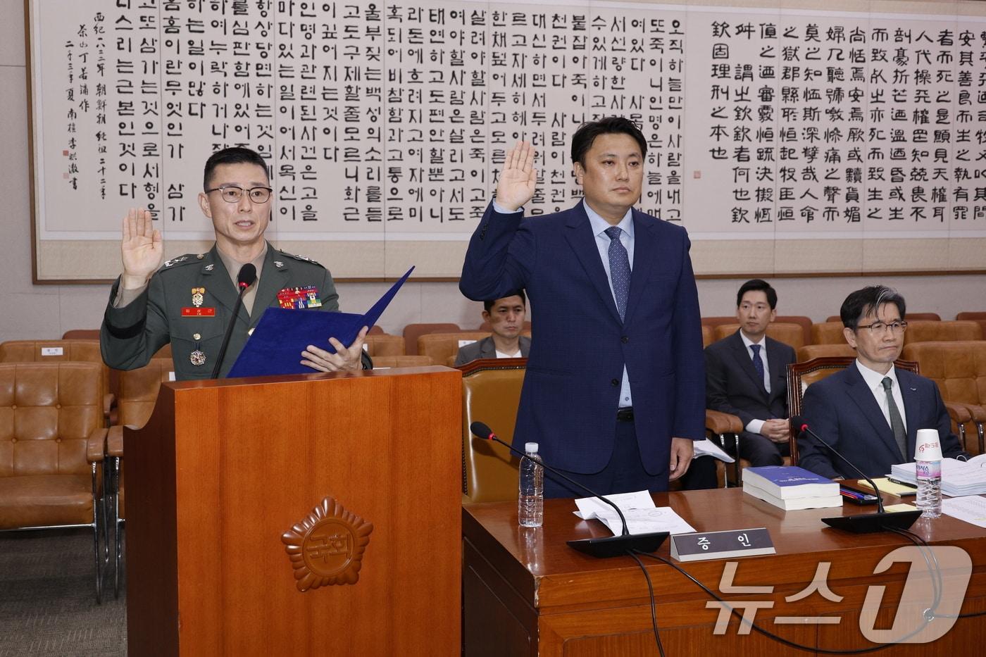 임성근 전 해병대 1사단장이 14일 오후 서울 여의도 국회 법제사법위원회에서 열린 고위공직자범죄수사처 국정감사에서 증인 선서를 하고 있다. 오른쪽은 &#39;멋쟁 해병&#39; 단톡방 멤버인 최택용 씨. 2024.10.14/뉴스1 ⓒ News1 안은나 기자