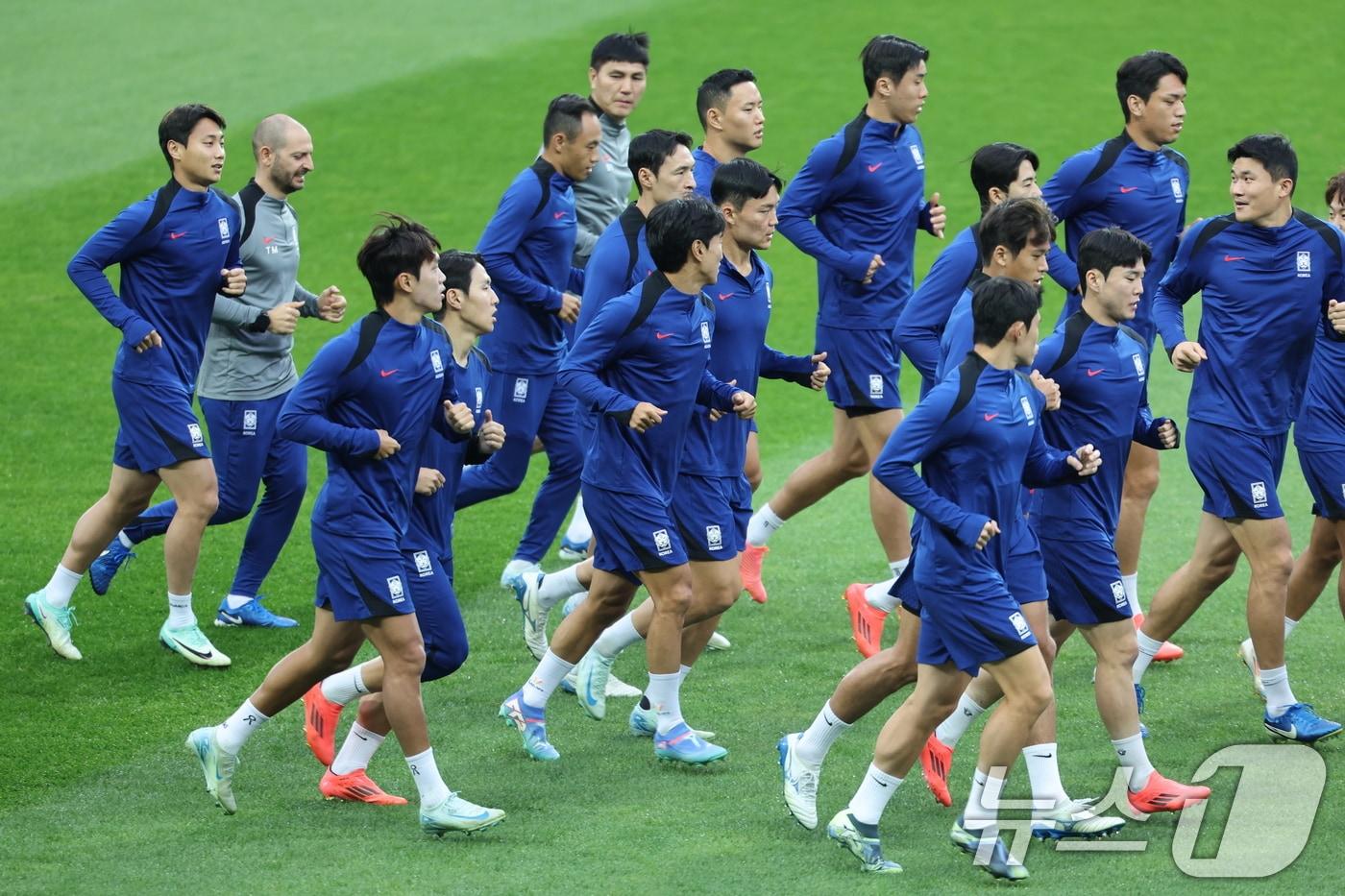 북중미 월드컵 아시아지역 예선 이라크 전을 앞둔 한국 축구 국가대표팀이 14일 오후 경기도 용인미르스타디움에서 러닝훈련하고 있다. 2024.10.14/뉴스1 ⓒ News1 이재명 기자