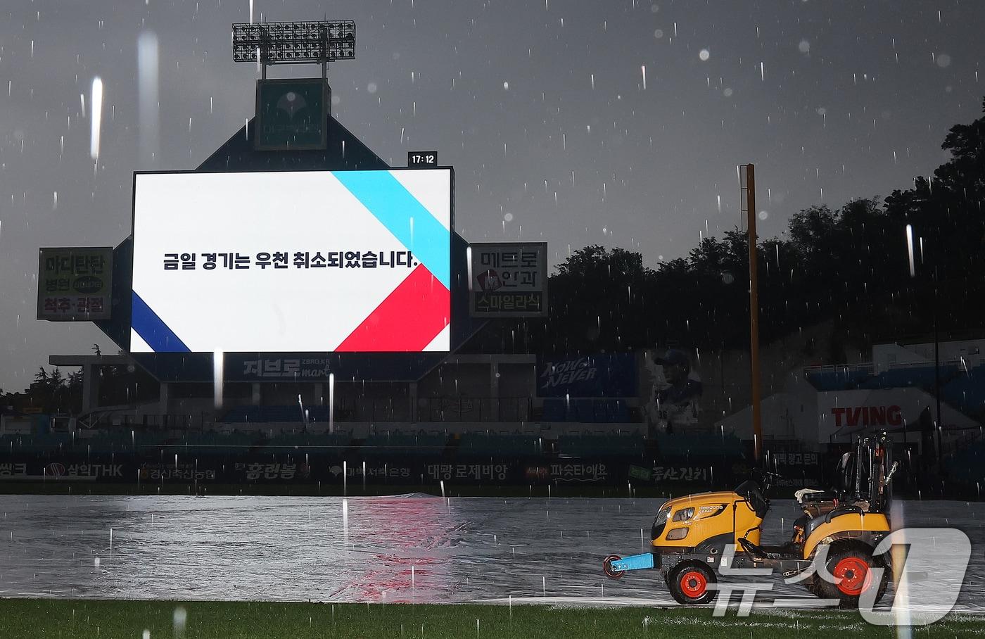 14일 오후 대구 삼성라이온즈파크 전광판에 프로야구 &#39;2024 신한 SOL 뱅크 KBO 포스트시즌&#39; 플레이오프 2차전 LG 트윈스와 삼성 라이온즈의 경기 우천 취소 안내문이 송출되고 있다. 2024.10.14/뉴스1 ⓒ News1 김진환 기자