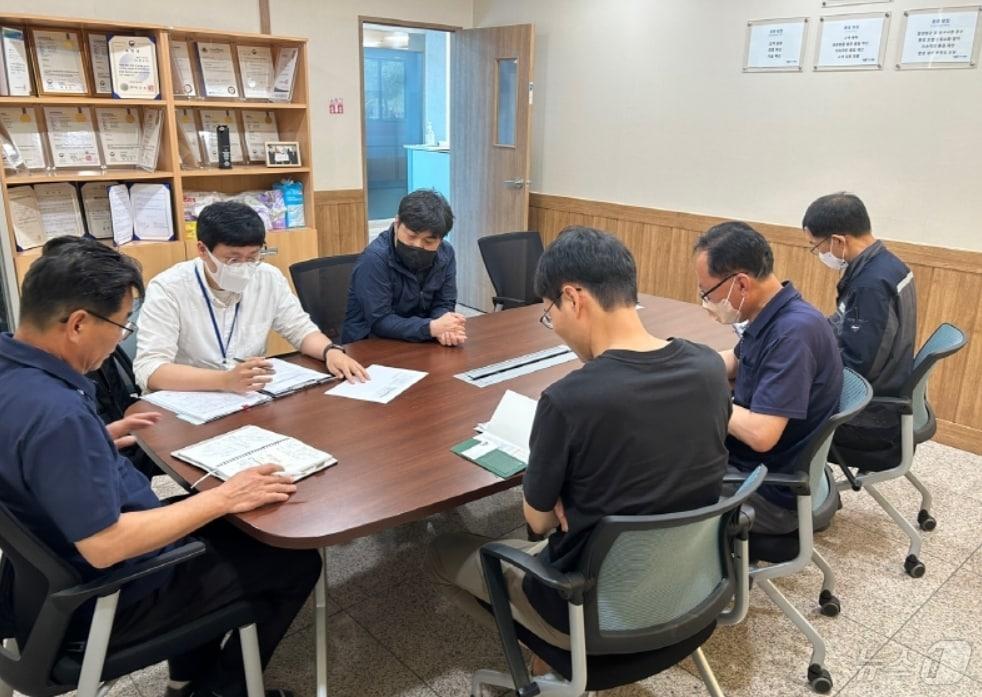 한국섬유개발연구원의 &#39;섬유소재 공정저탄소화 기반 조성 사업&#39;이 섬유업계의 탄소배출 감소와 에너지 사용 비용 절감에 한몫을 하고 있다. 섬유개발연구원 관계자가 노후 설비 교체 지원 대상에 선정된 섬유업체를 방문해 직원들과 회의를 하고 있다.&#40;섬유개발연구원 제공&#41;