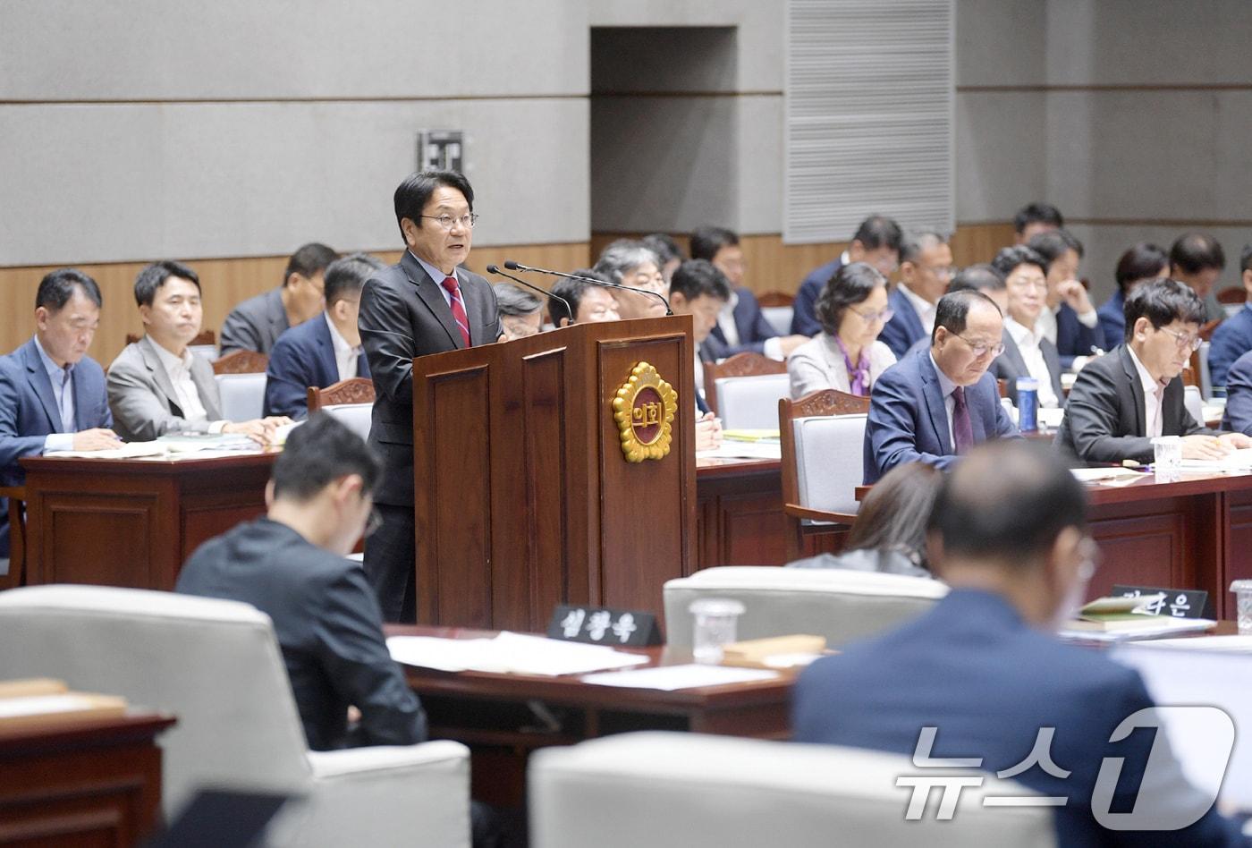 강기정 광주시장이 시의회 본회의장에서 열린 임시회 본회의에 참석해 시정질문에 대한 답변을 하고 있다.&#40;광주시 제공&#41;2024.10.15/뉴스1 