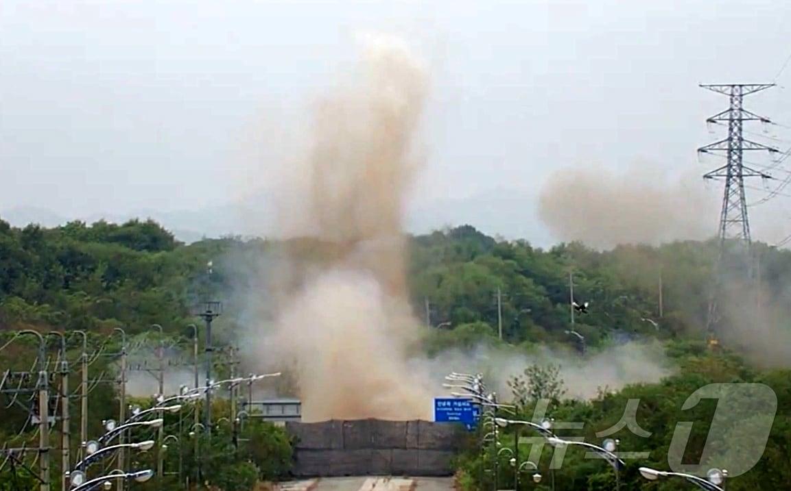 북한이 15일 동해선과 경의선의 남북 연결도로를 폭파했다. 합동참모본부는 &#34;북한군은 15일 정오쯤 경의선 및 동해선 일대에서 연결도로 차단 목적&#40;추정&#41;의 폭파 행위를 자행했다&#34;라며 &#34;현재는 중장비를 투입해 추가 작업을 진행 중&#34;이라고 밝혔다. 사진은 이날 합참이 공개한 남북 연결도로 폭파 모습. &#40;합동참모본부 제공&#41; 2024.10.15/뉴스1