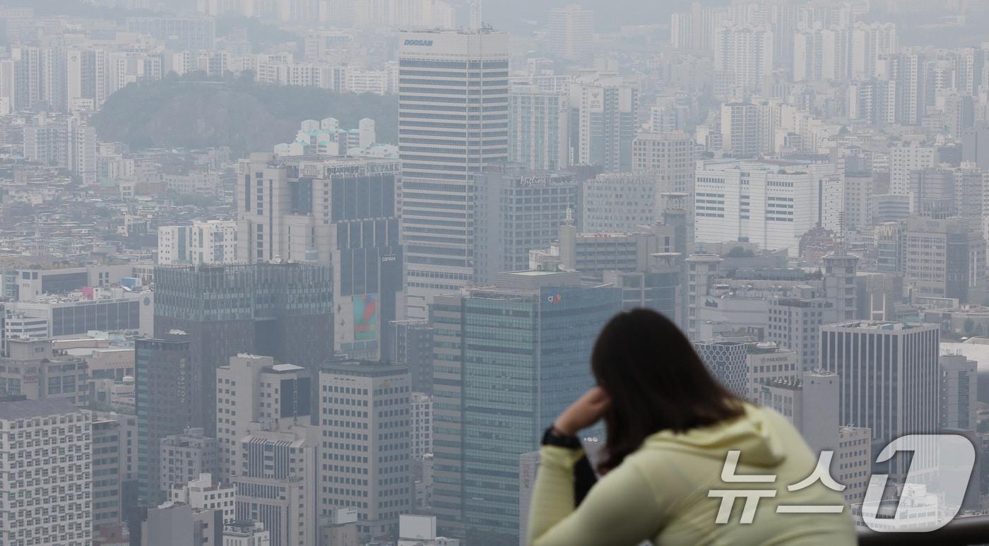 서울 남산에서 바라본 도심에 아파트 단지 모습이 보이고 있다. 2024.10.15/뉴스1 ⓒ News1 이동해 기자