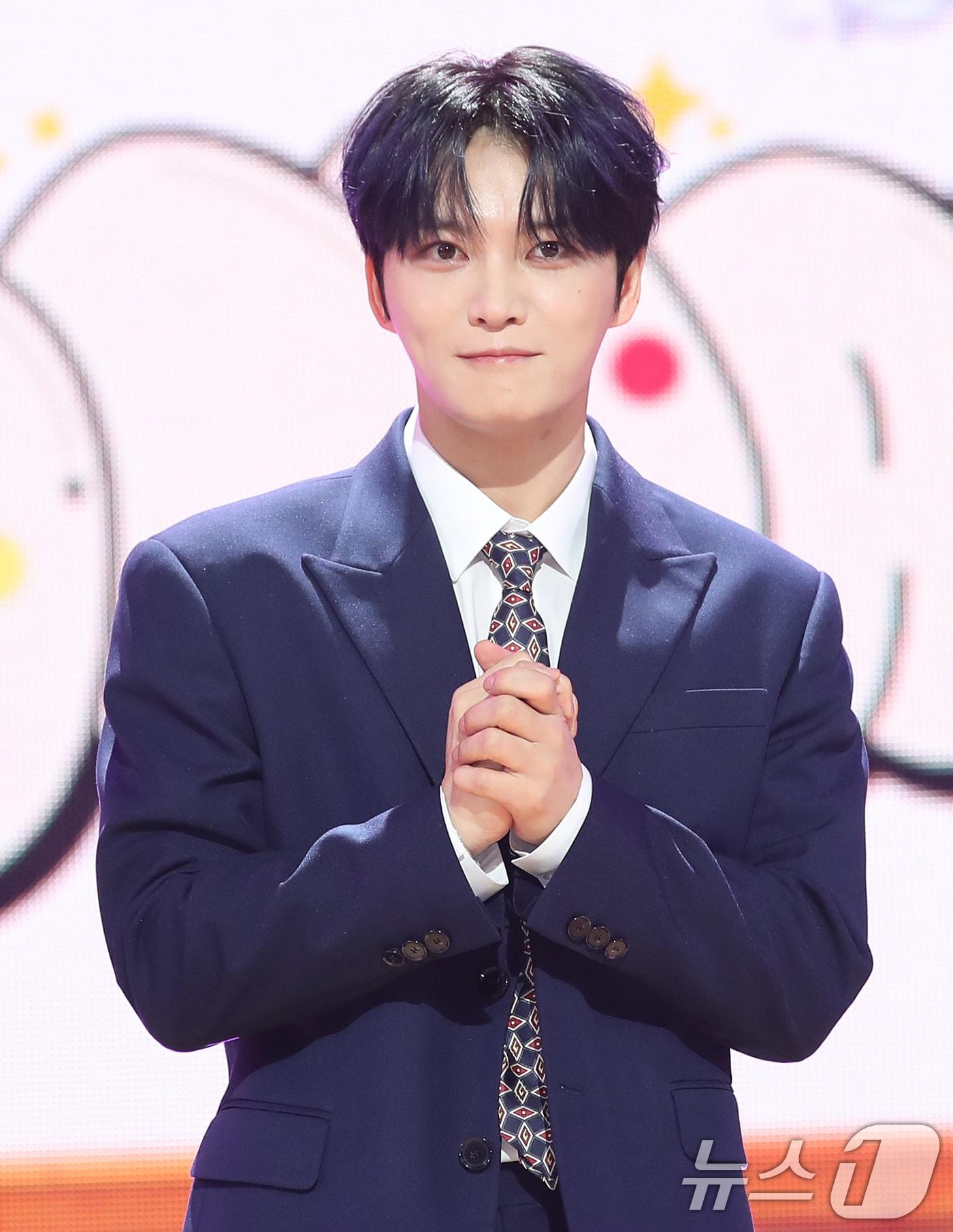 가수 김재중이 15일 서울 강서구 등촌동 SBS 공개홀에서 열린 그룹 세이마이네임 첫 번째 미니앨범 ‘SAY MY NAME&#40;세이 마이 네임&#41;’ 발매 기념 쇼케이스에서 자신이 직접 제작한 세이마이네임을 응원하고 있다. 2024.10.15./뉴스1 ⓒ News1 권현진 기자