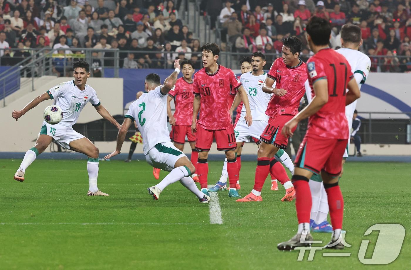 15일 오후 경기 용인시 처인구 용인미르스타디움에서 열린 2026 국제축구연맹&#40;FIFA&#41; 북중미 월드컵 아시아 3차 예선 B조 4차전 대한민국과 이라크의 경기에서 대한민국의 오세훈이 전반전 선제골을 넣고 있다. 2024.10.15/뉴스1 ⓒ News1 구윤성 기자