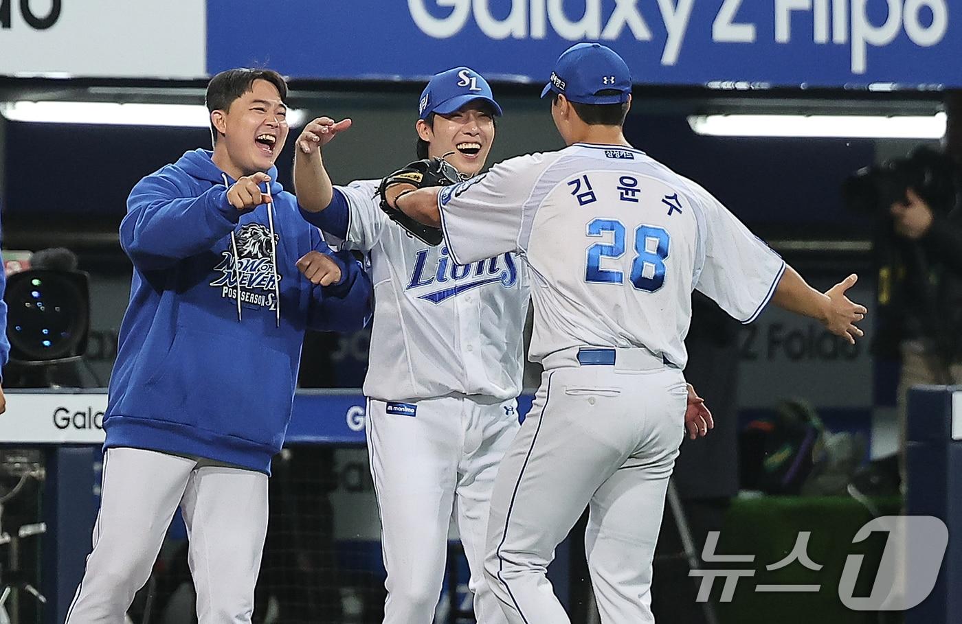 15일 오후 대구 삼성라이온즈파크에서 열린 프로야구 &#39;2024 신한 SOL 뱅크 KBO 포스트시즌&#39; 플레이오프 2차전 LG 트윈스와 삼성 라이온즈의 경기, 삼성 선발 원태인이 7회초 2사 만루에서 실점 없이 이닝을 막은 김윤수와 포옹을 나누고 있다. 2024.10.15/뉴스1 ⓒ News1 김진환 기자