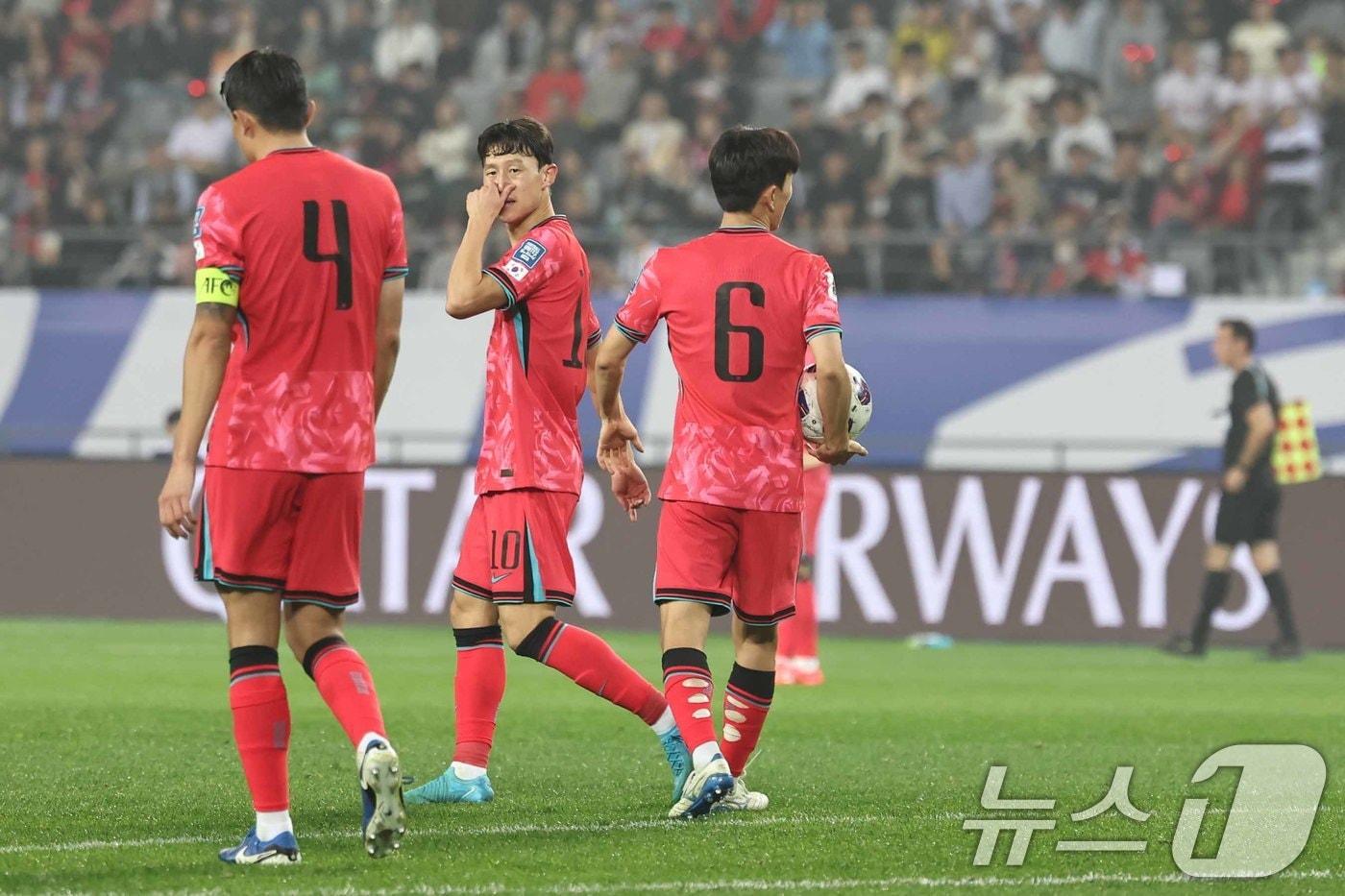 15일 오후 경기 용인시 처인구 용인미르스타디움에서 열린 2026 국제축구연맹&#40;FIFA&#41; 북중미 월드컵 아시아 3차 예선 B조 4차전 대한민국과 이라크의 경기에서 대한민국 김민재와 황인범, 이재성이 이라크 아이만 후세인에게 동점골을 허용한 뒤 아쉬워하고 있다. 2024.10.15/뉴스1 ⓒ News1 민경석 기자