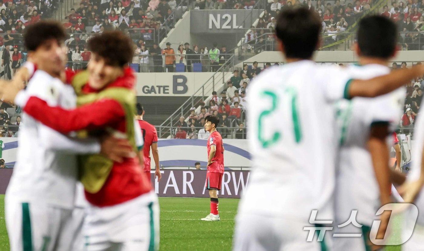 15일 오후 경기 용인시 처인구 용인미르스타디움에서 열린 2026 국제축구연맹&#40;FIFA&#41; 북중미 월드컵 아시아 3차 예선 B조 4차전 대한민국과 이라크의 경기에서 대한민국 황인범이 이라크 아이만 후세인에게 동점골을 허용한 뒤 아쉬워하고 있다. 2024.10.15/뉴스1 ⓒ News1 민경석 기자